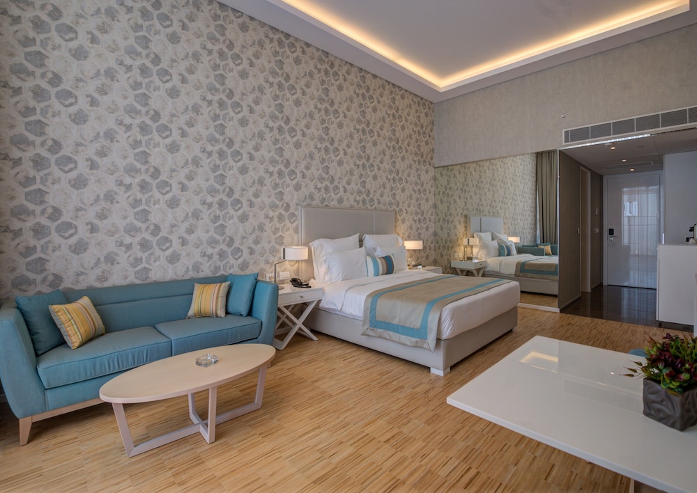 Lancaster Eden Bay Hotel, Beirut 32/65