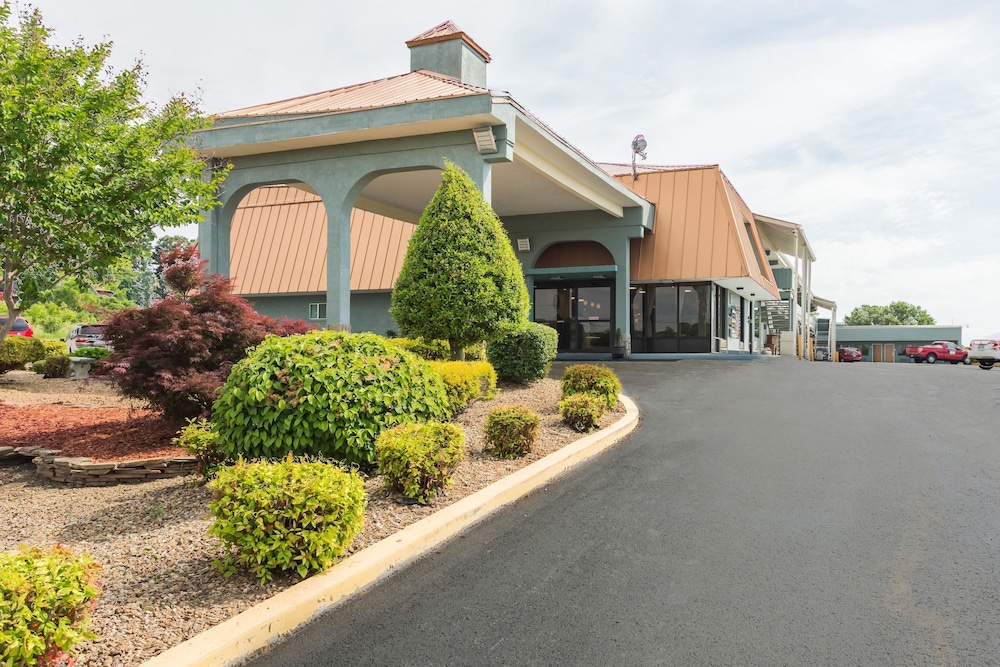 Econo Lodge White Pine Morristown I-81 & I-40 Split 1/37