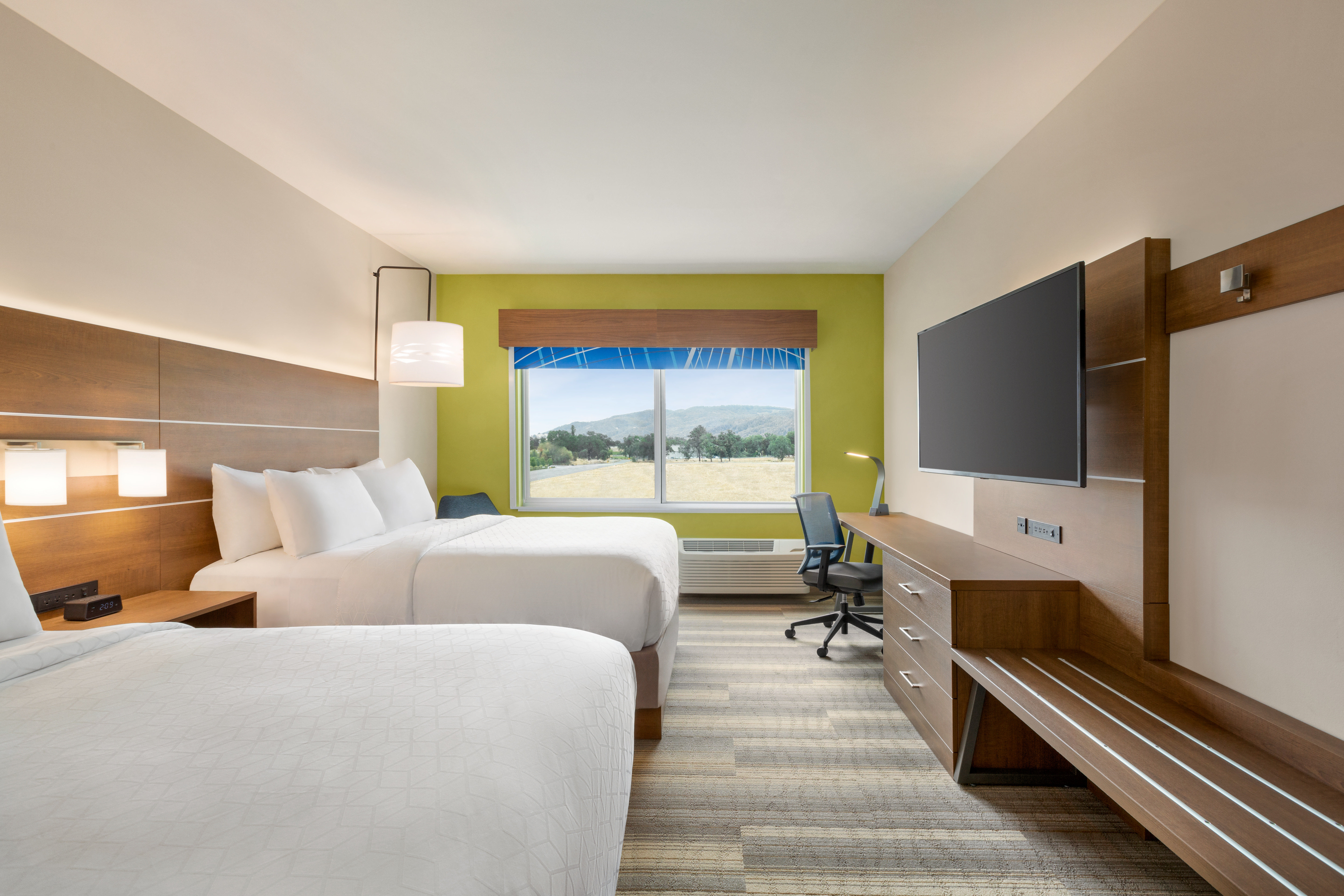 Holiday Inn Express & Suites - Ukiah 24/80