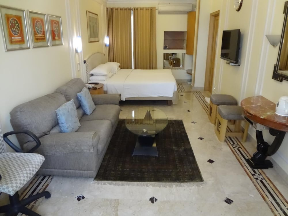 Regency Hotel 44/53