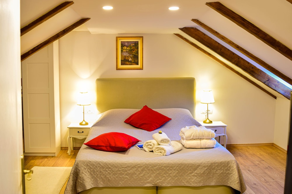 2 BEDROOMS, APARTMENT, CITY VIEW, ATTIC