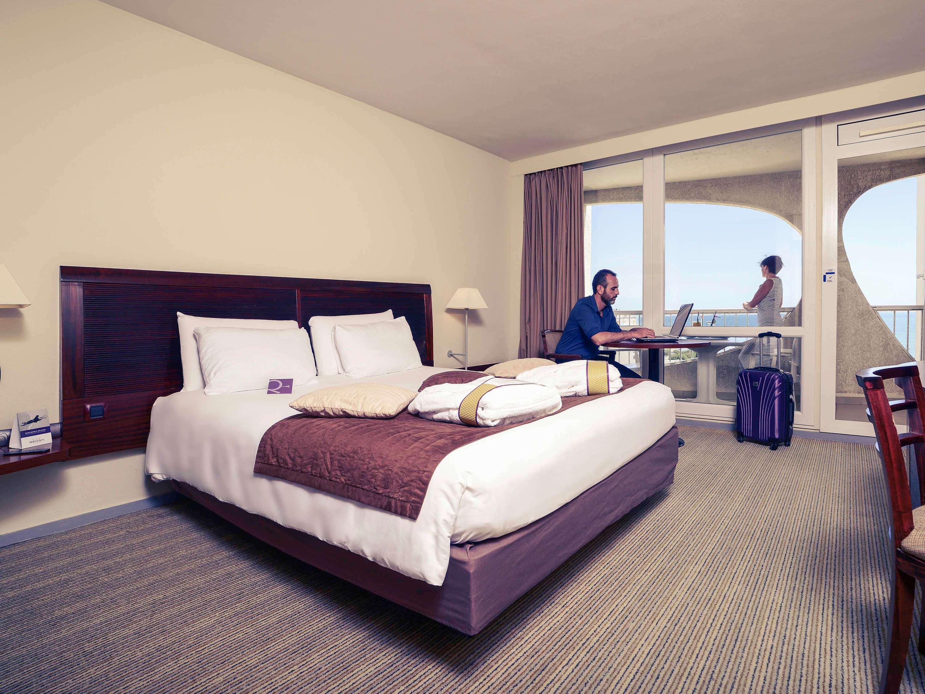 Junior Suite, Double Bed, Harbour and Sea View, Sofa