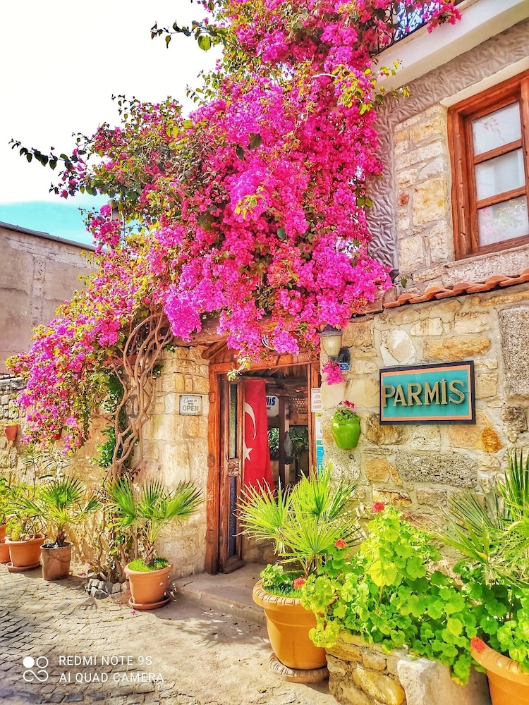 Parmis Boutique House 2/50