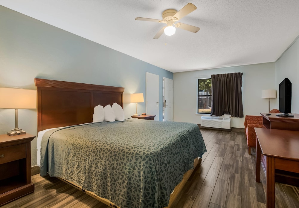 Econo Lodge Inn & Suites Fulton Rockport 7/41