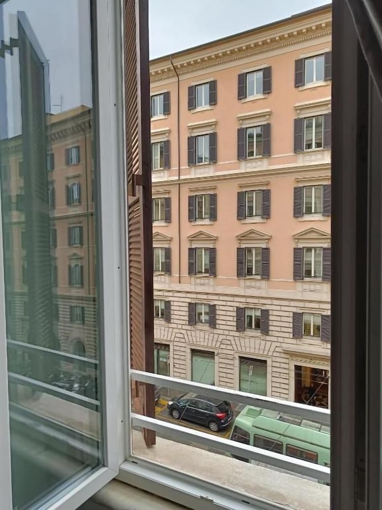 Manin Suites 2/51