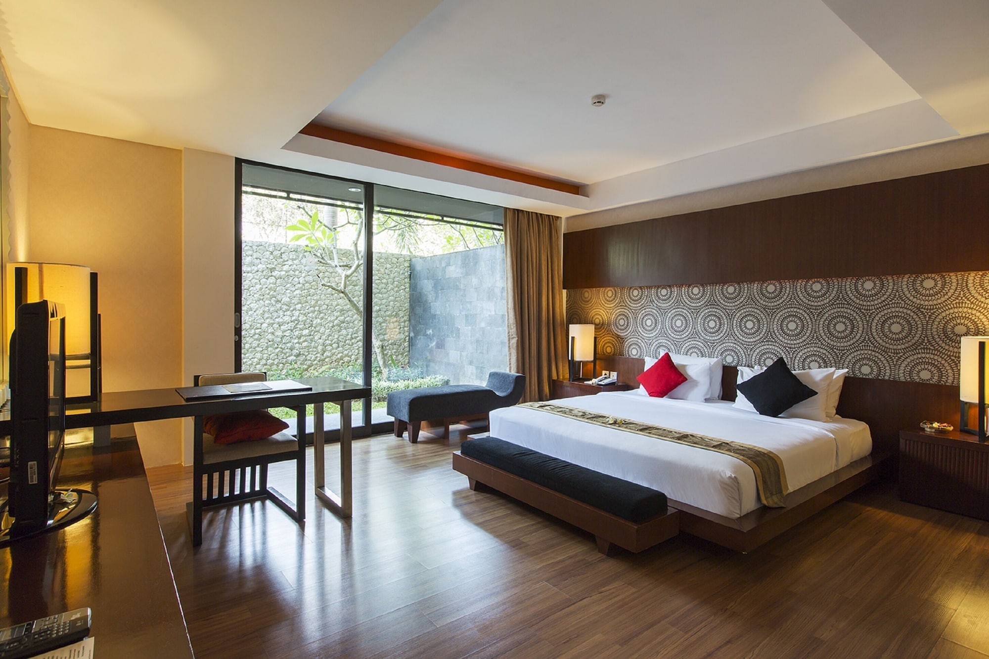 2 BEDROOMS, SUITE