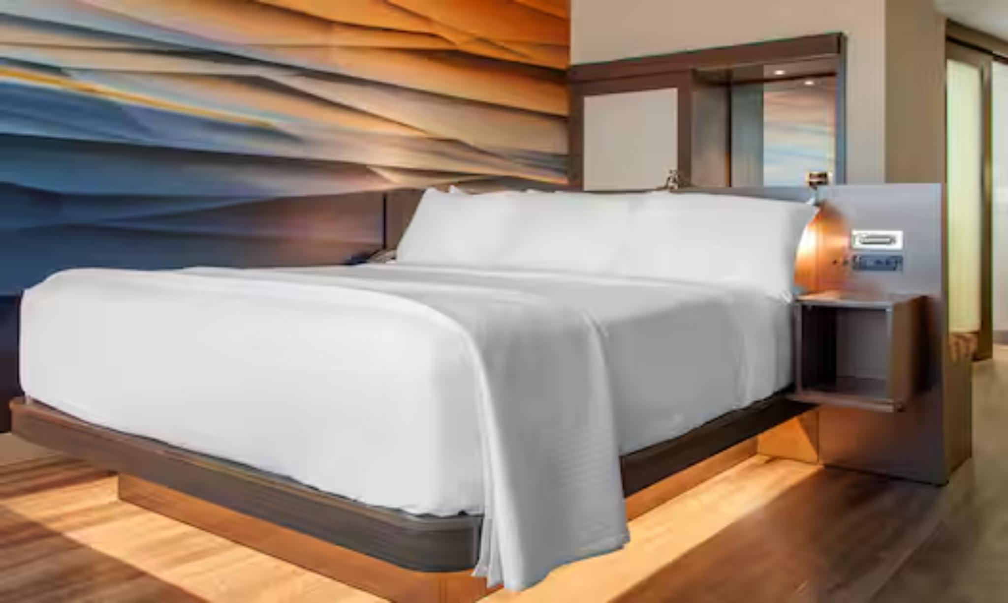 1 BEDROOM, SUITE, KING BED, CORNER