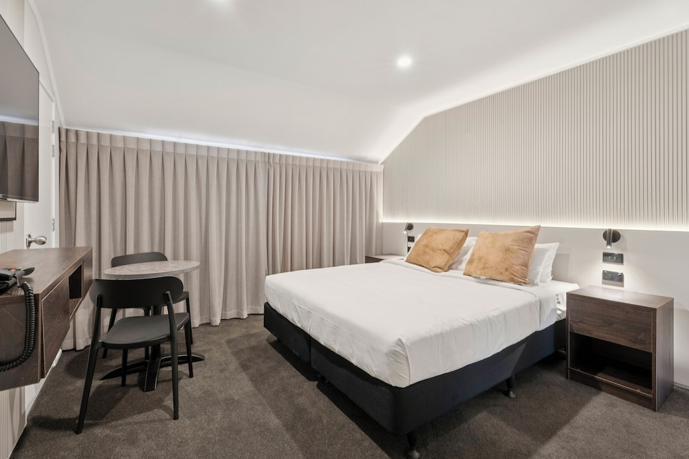 LUXURY, STUDIO, SUITE, KING BED