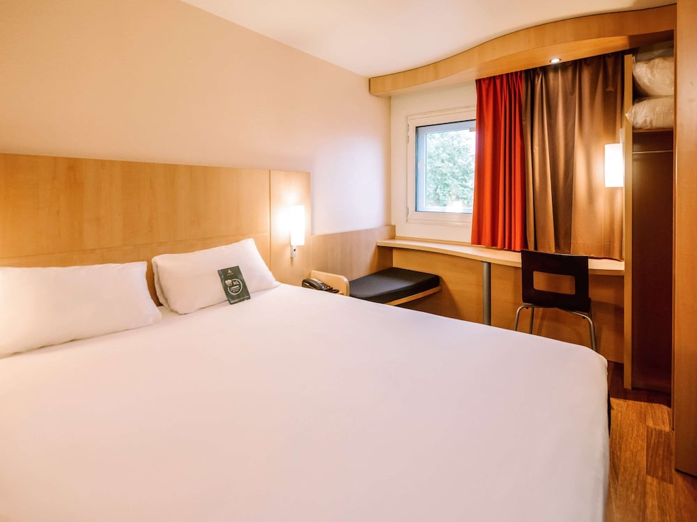 ROOM, DOUBLE BED