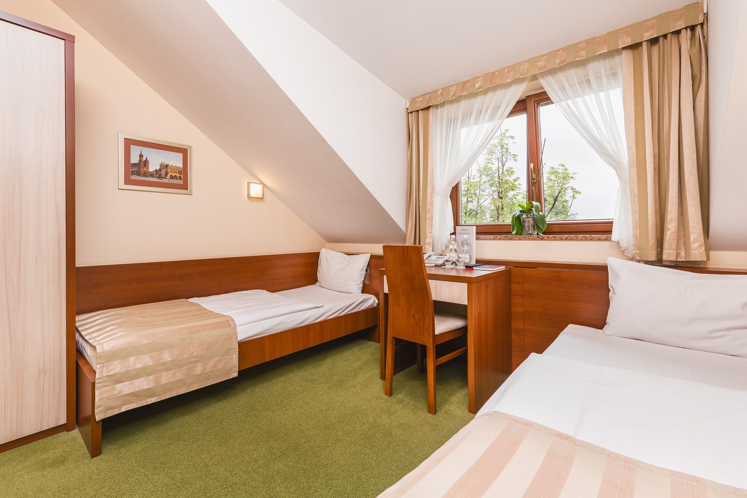 ROOM, TWIN BEDS