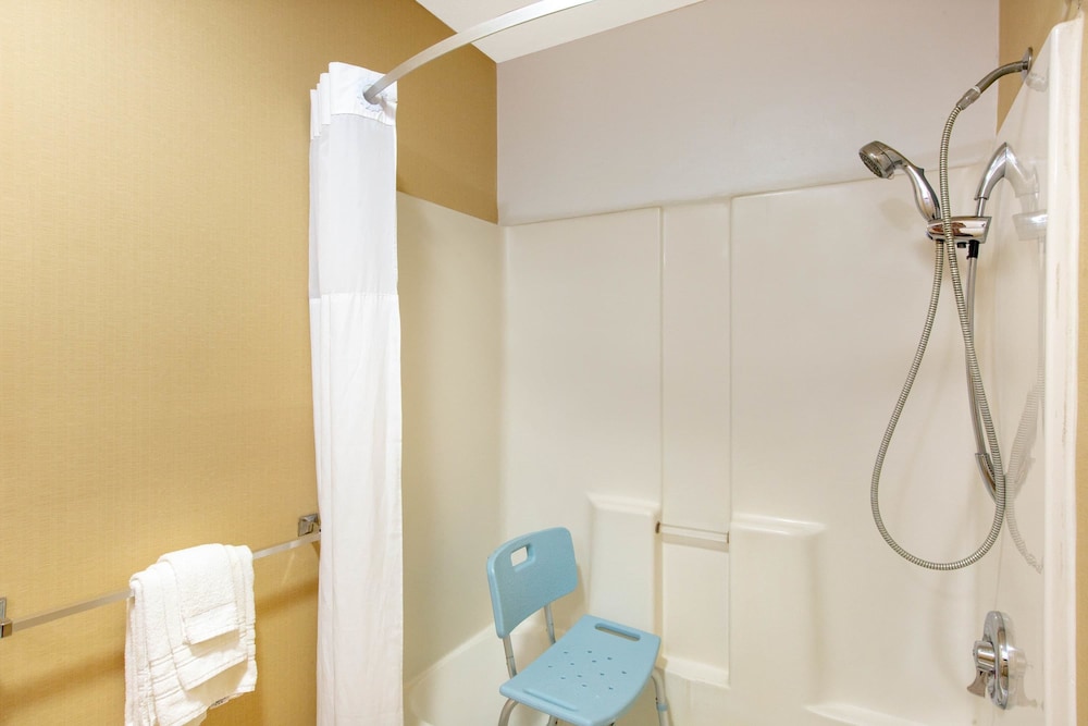 Days Inn by Wyndham Salina I-70 6/27
