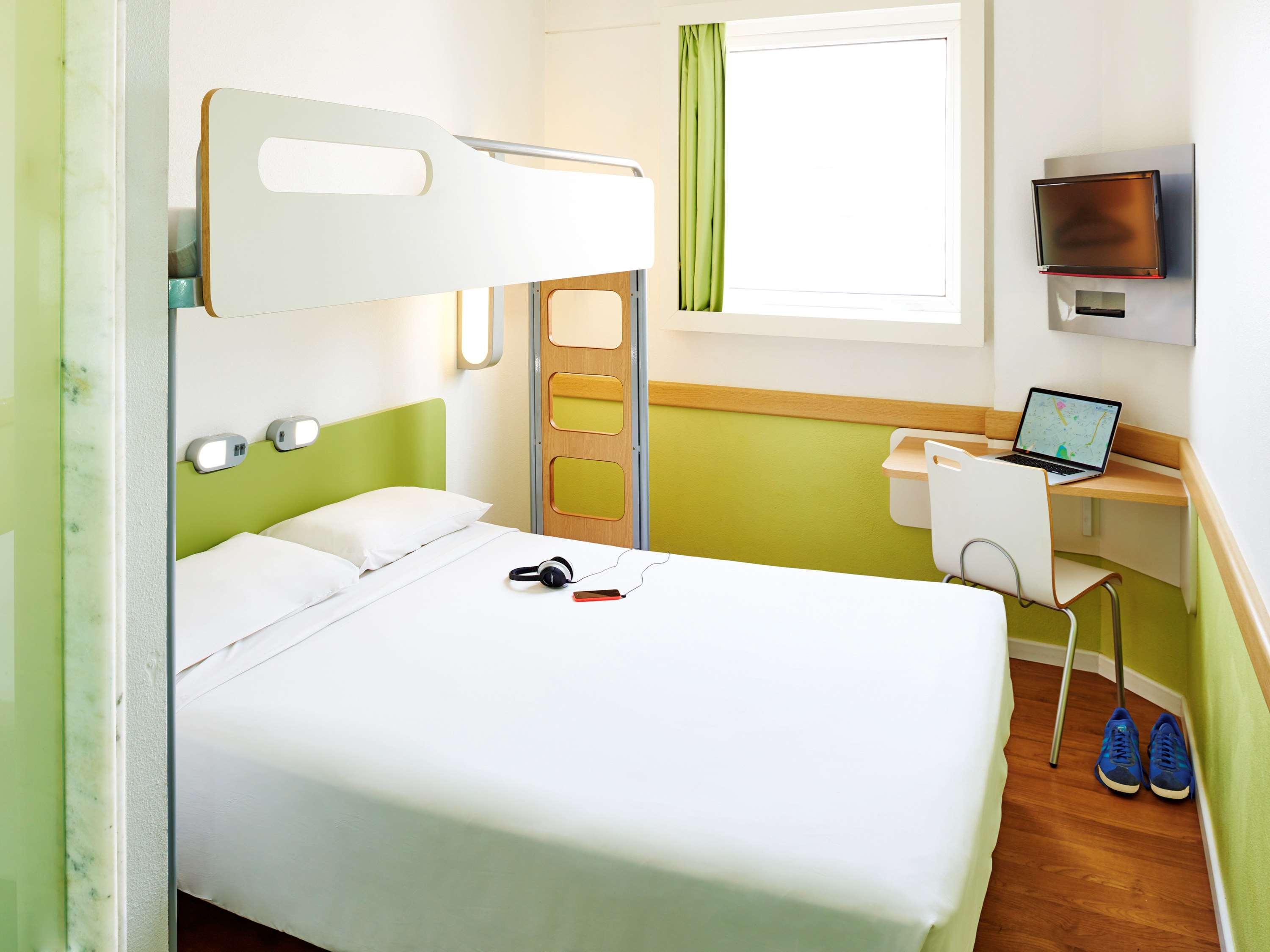 STANDARD, 1 DOUBLE AND 1 OVERLAPPING BED