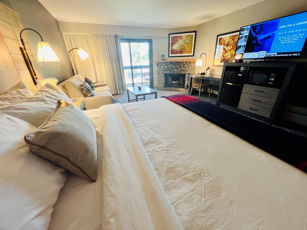 ROOM, KING BED, RIVER VIEW, SOFA