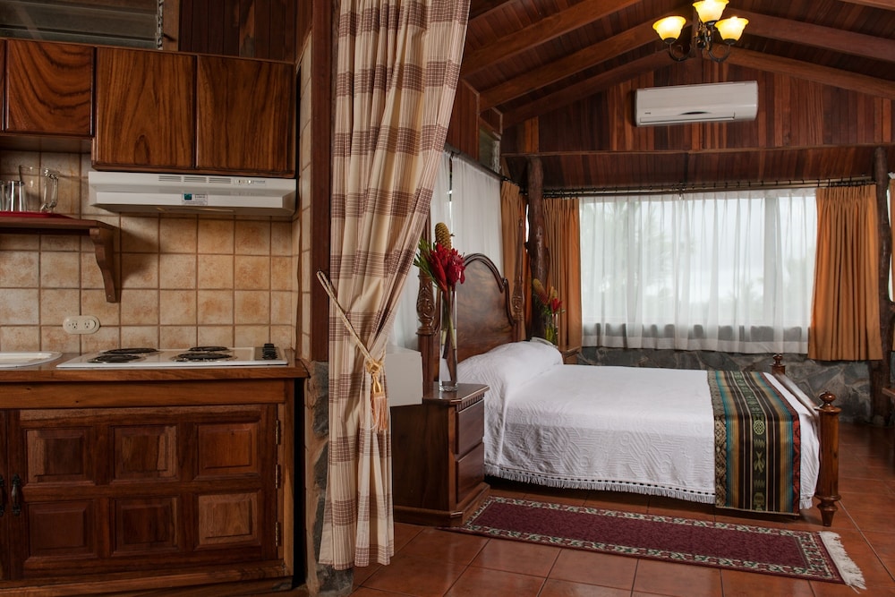 Arenal Lodge 10/73