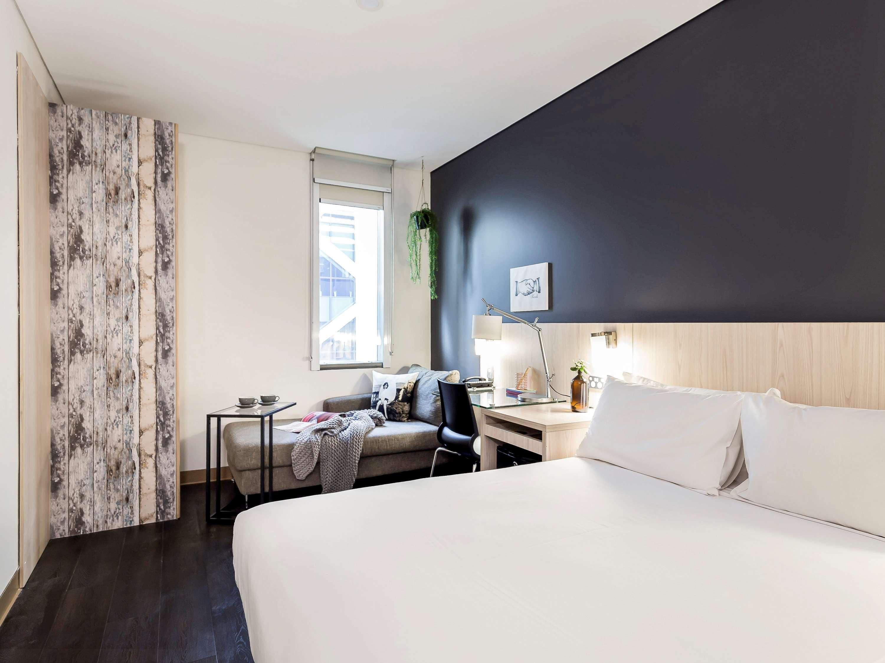 Superior, Queen Bed, Chaise View