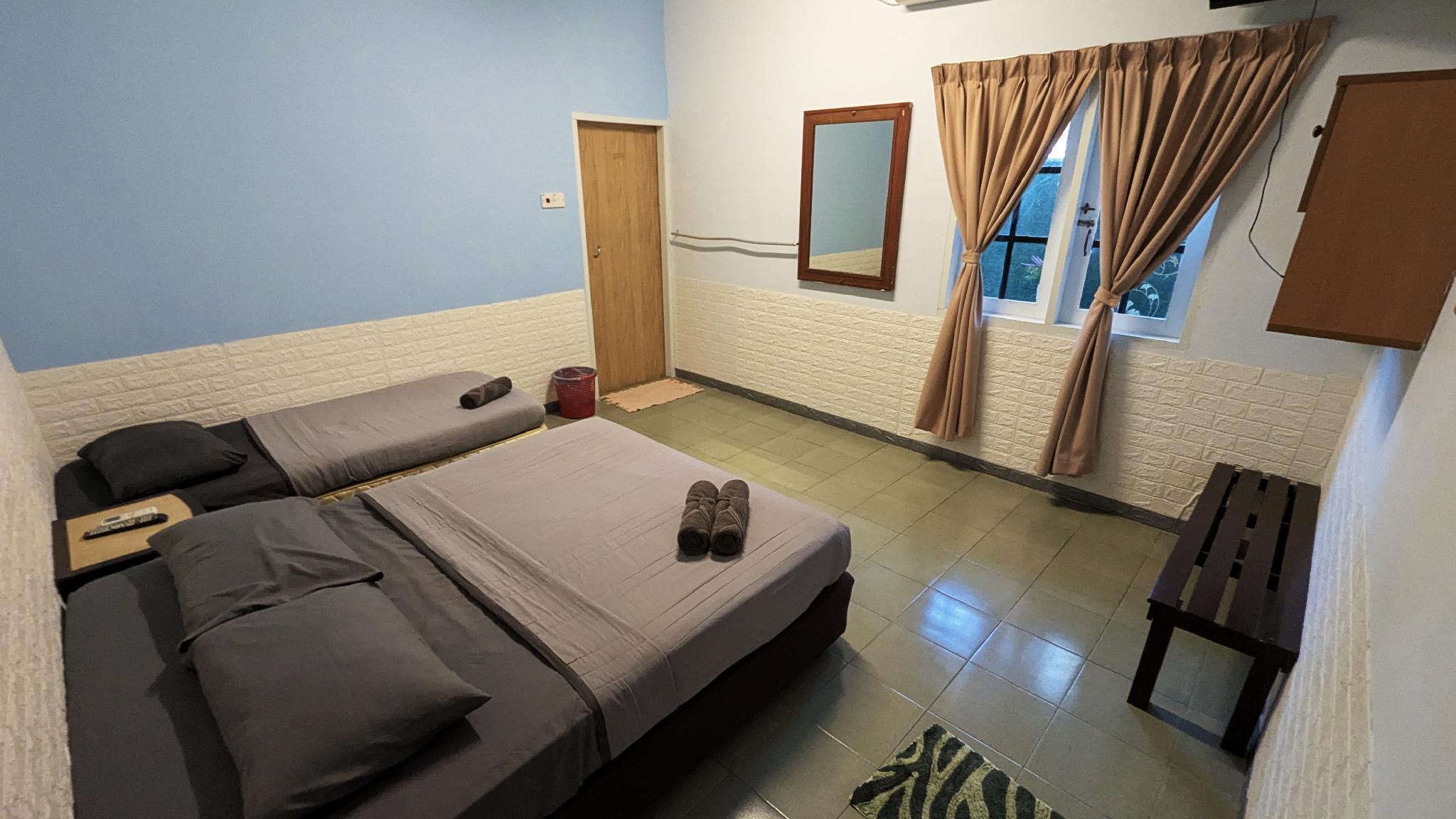 غرفة قياسية ثلاثية بسرير مزدوج وسرير فردي، Budget Beach Resort 2/2