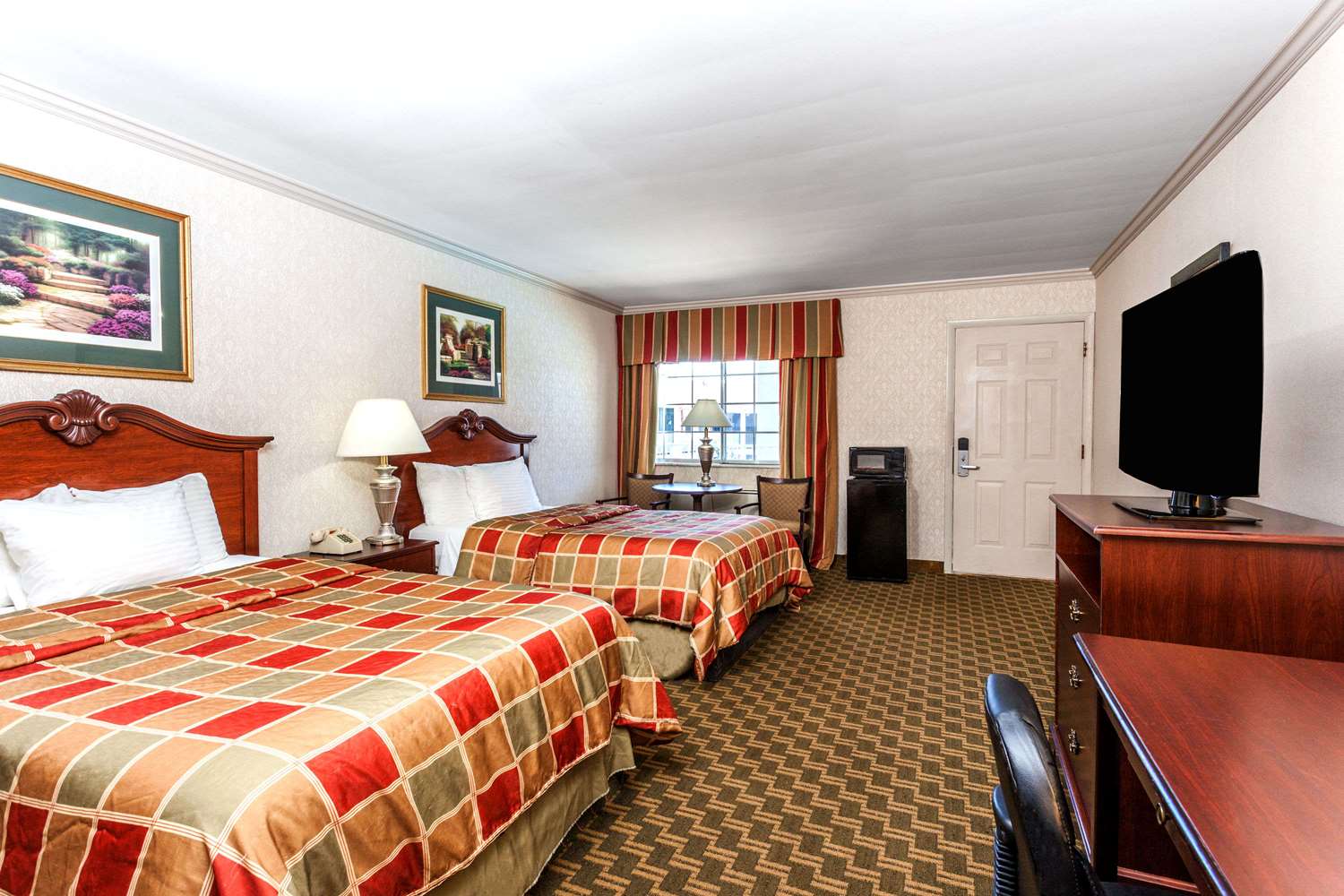 Days Inn & Suites By Wyndham Roseville/Detroit Area 4/15
