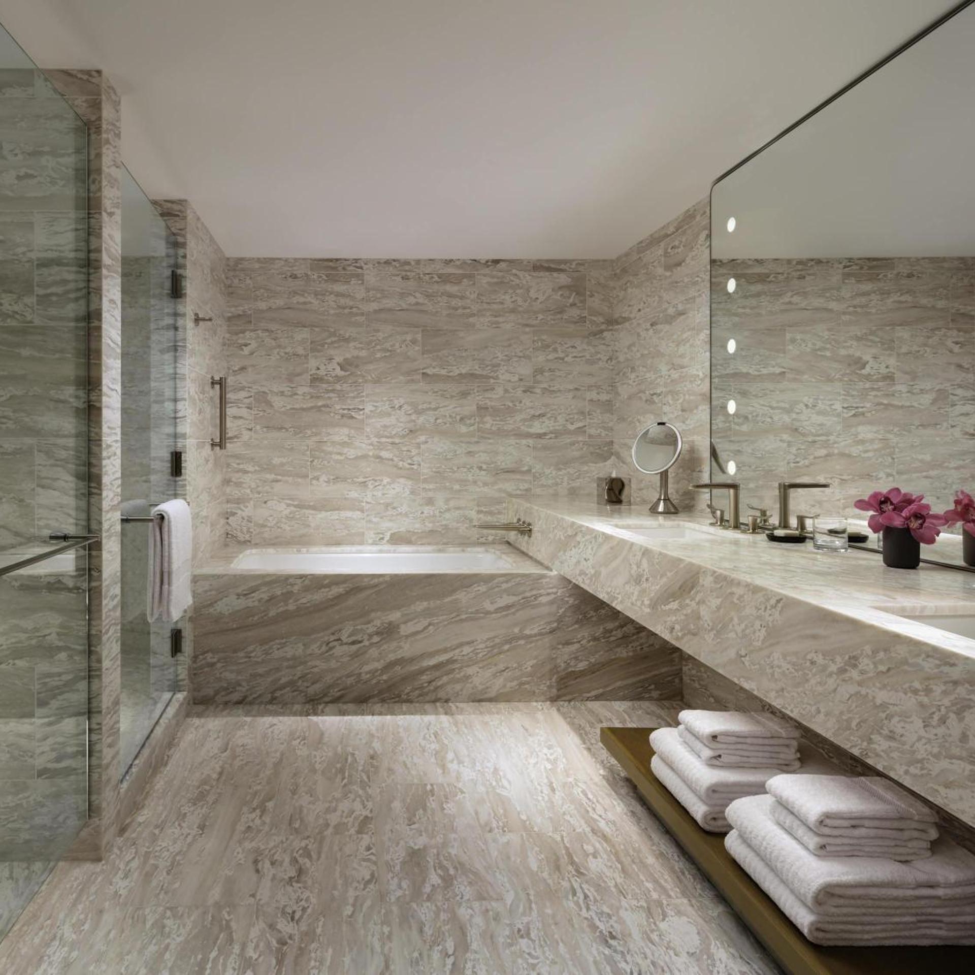 1 Bedroom, Plaza, Century, Suite, King Bed, 2 Bathrooms، Fairmont Century Plaza Los Angeles 7/9