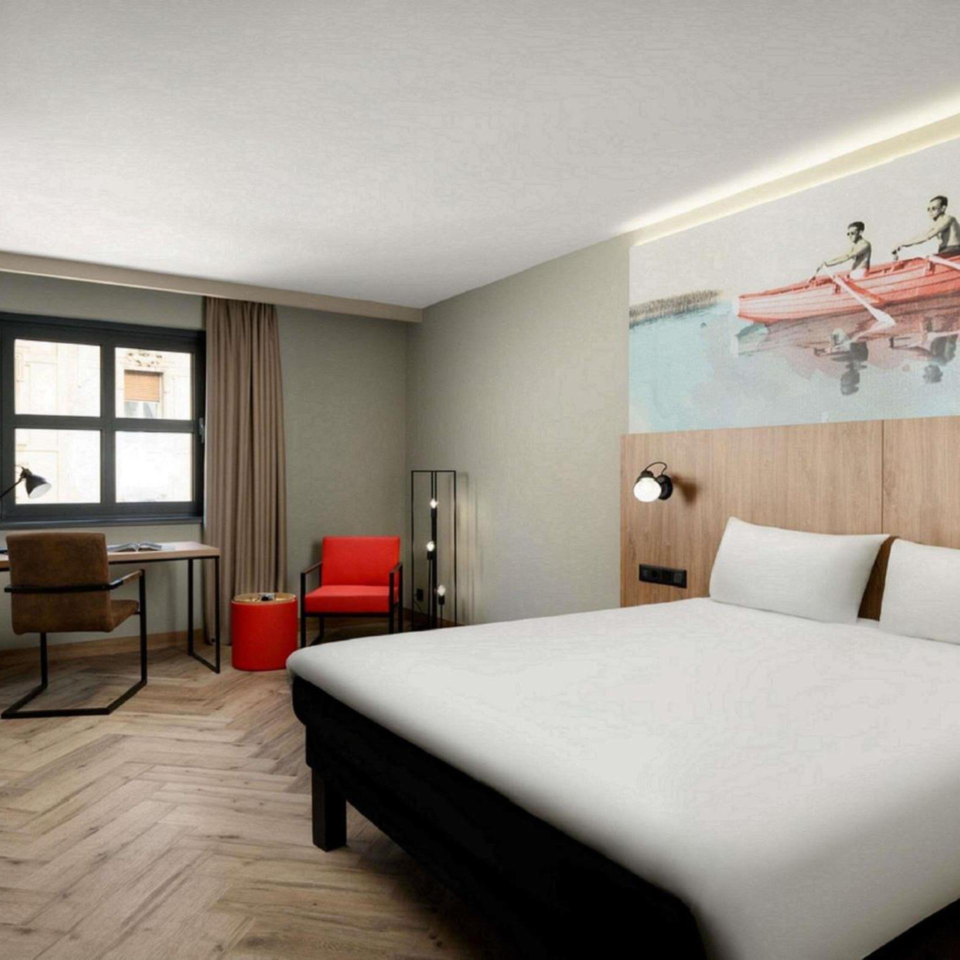 Superior, King Bed, City Side, Accessible