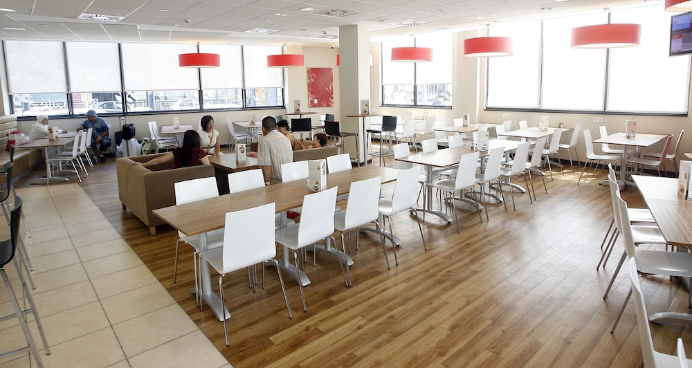 Travelodge Valencia Aeropuerto Hotel 37/48