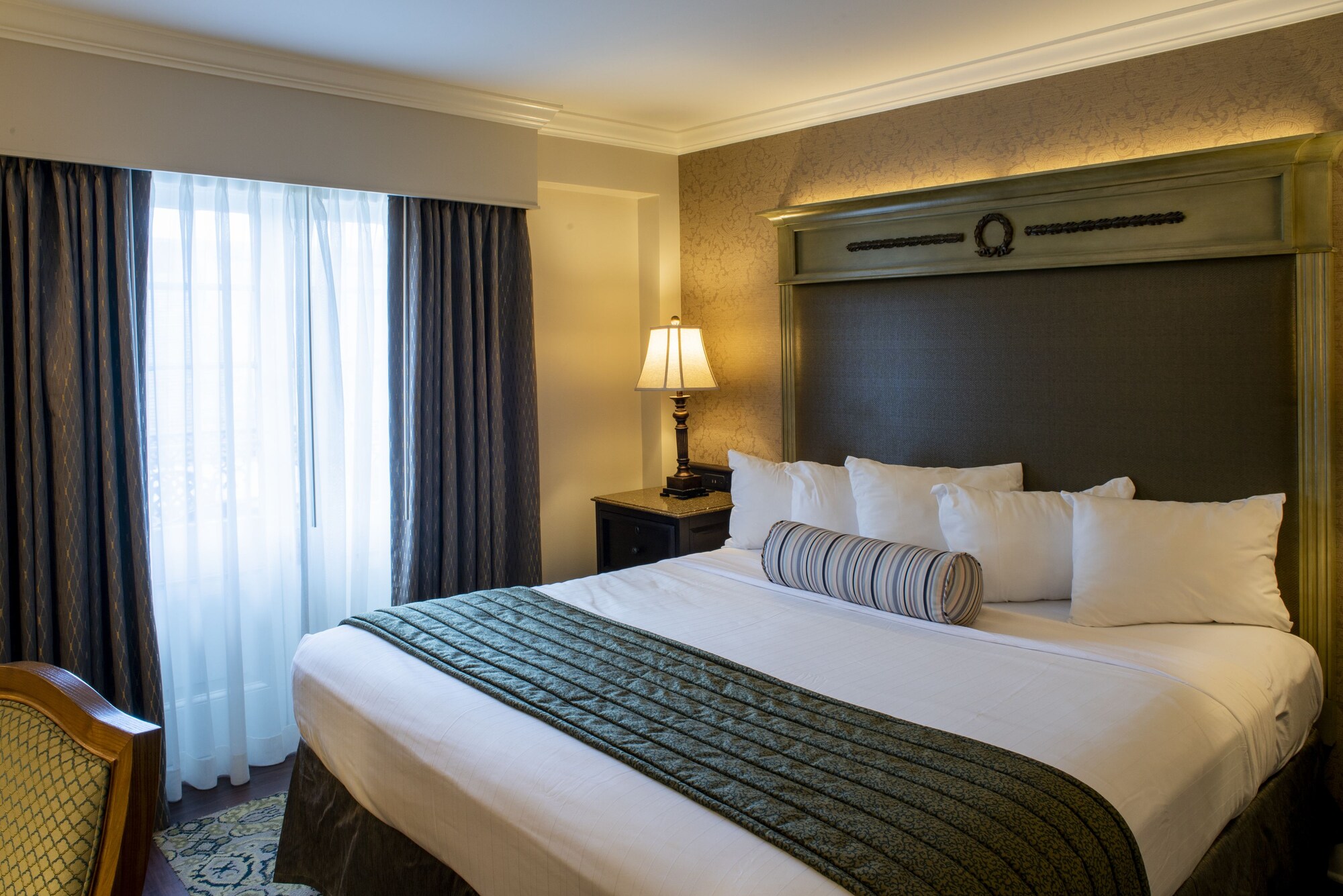 DELUXE, KING BED