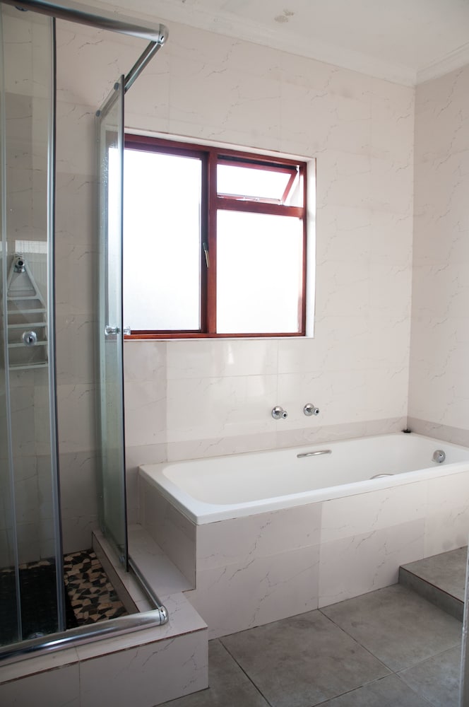 Altona Guest House 18/19