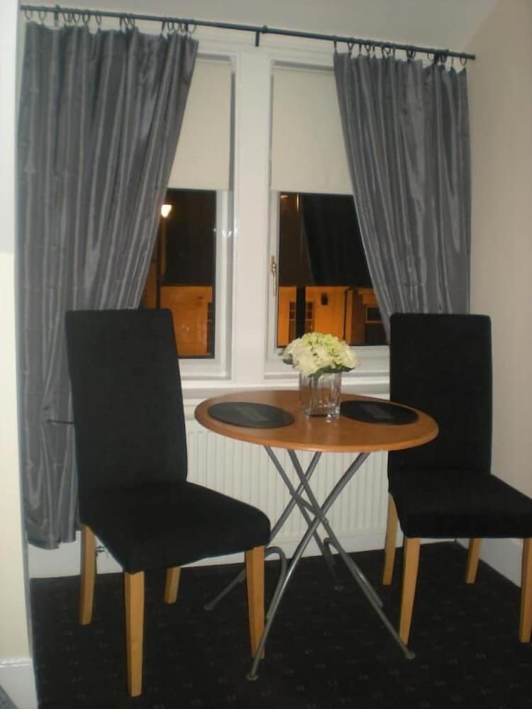 Elmswood Guest House 3/48