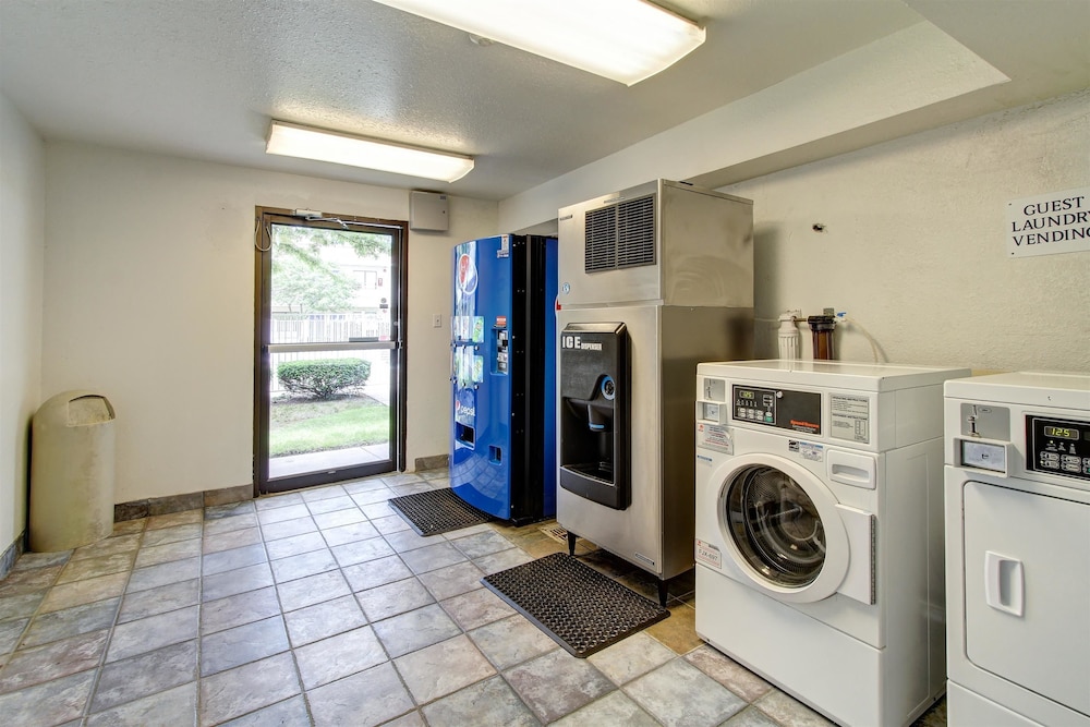 Motel6 Amherst, OH - Cleveland West - Lorain 32/41