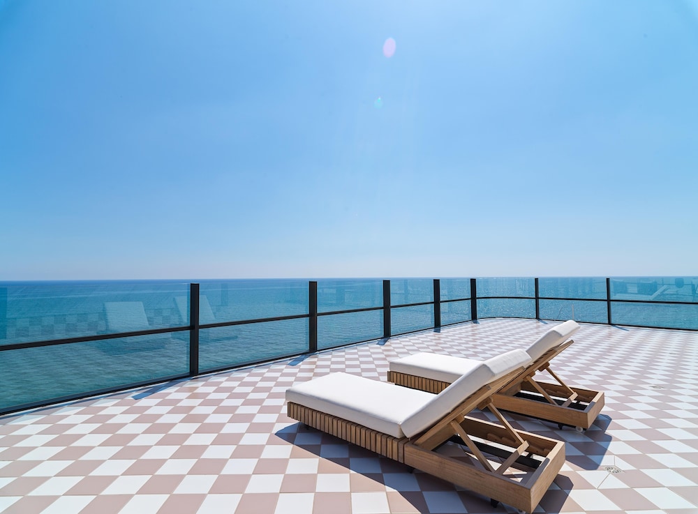 LIV Mackenzie Beach Suites 44/55