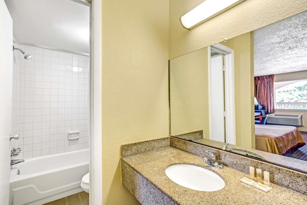 Days Inn by Wyndham Chesapeake 23/45