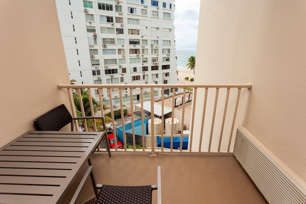 Courtyard Isla Verde Beach Resort 46/54