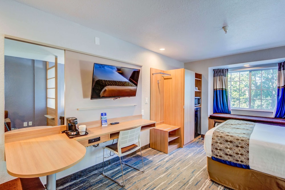 Microtel Inn Suites By Wyndham Zephyrhills 34/48