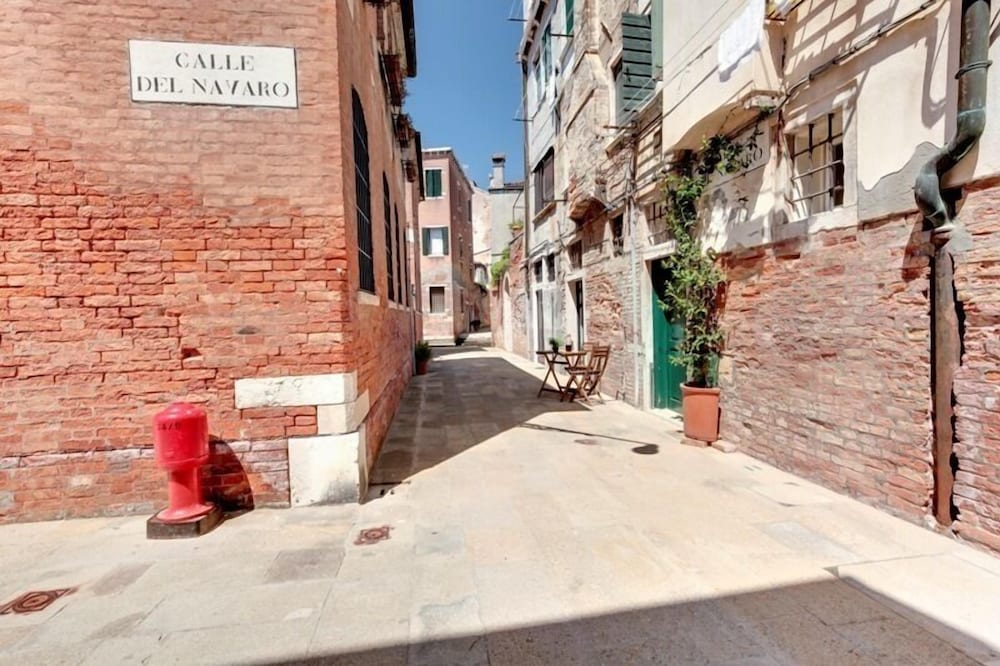Guggenheim Collection Venice Apartment 15/17