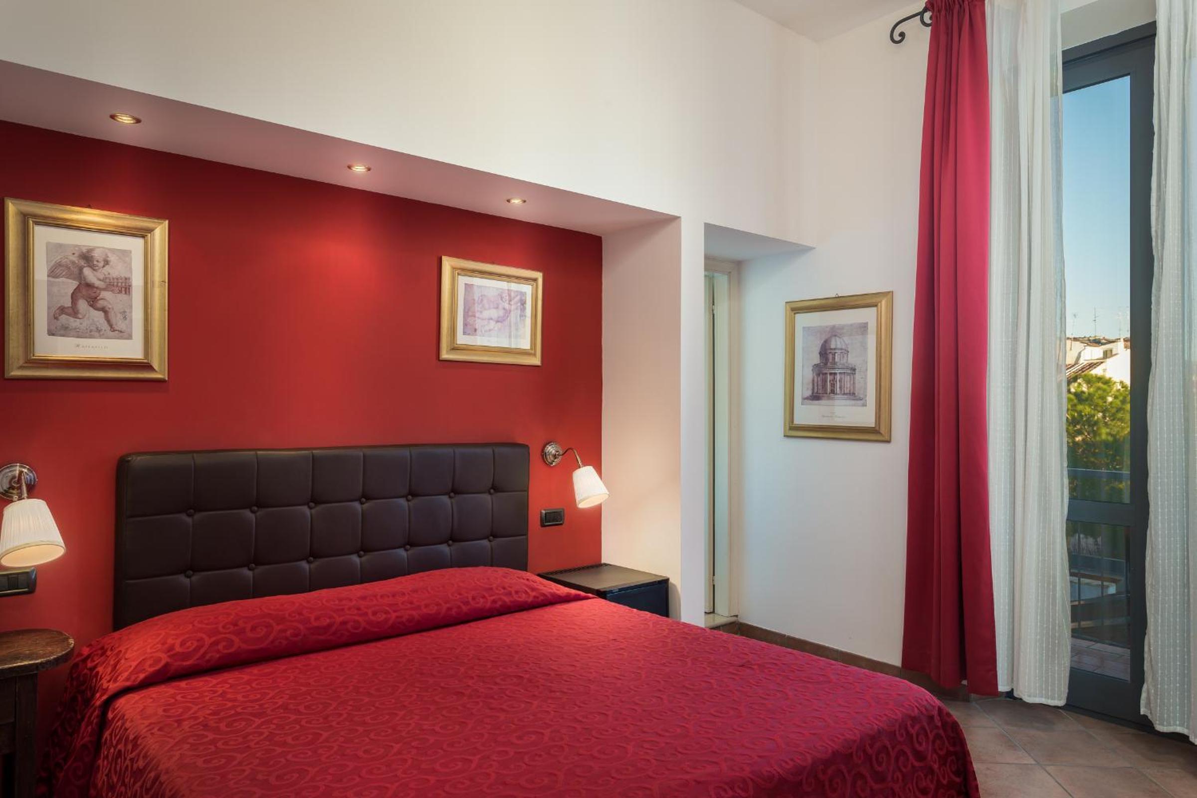 ROOM, DOUBLE BED