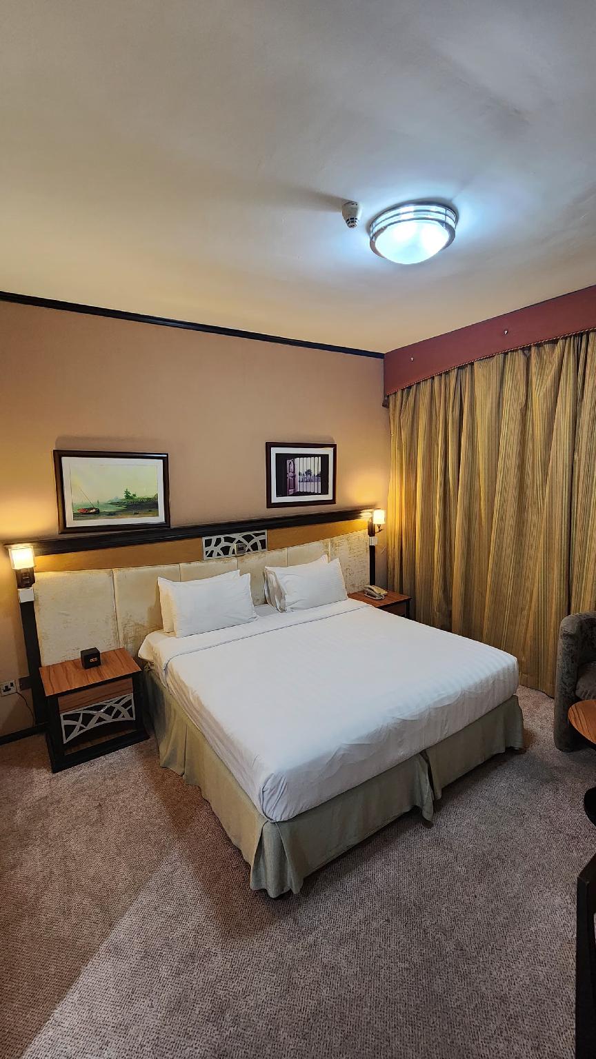 DELUXE KING ROOM