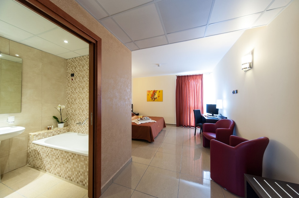 HOTEL TIEMPO 10/33