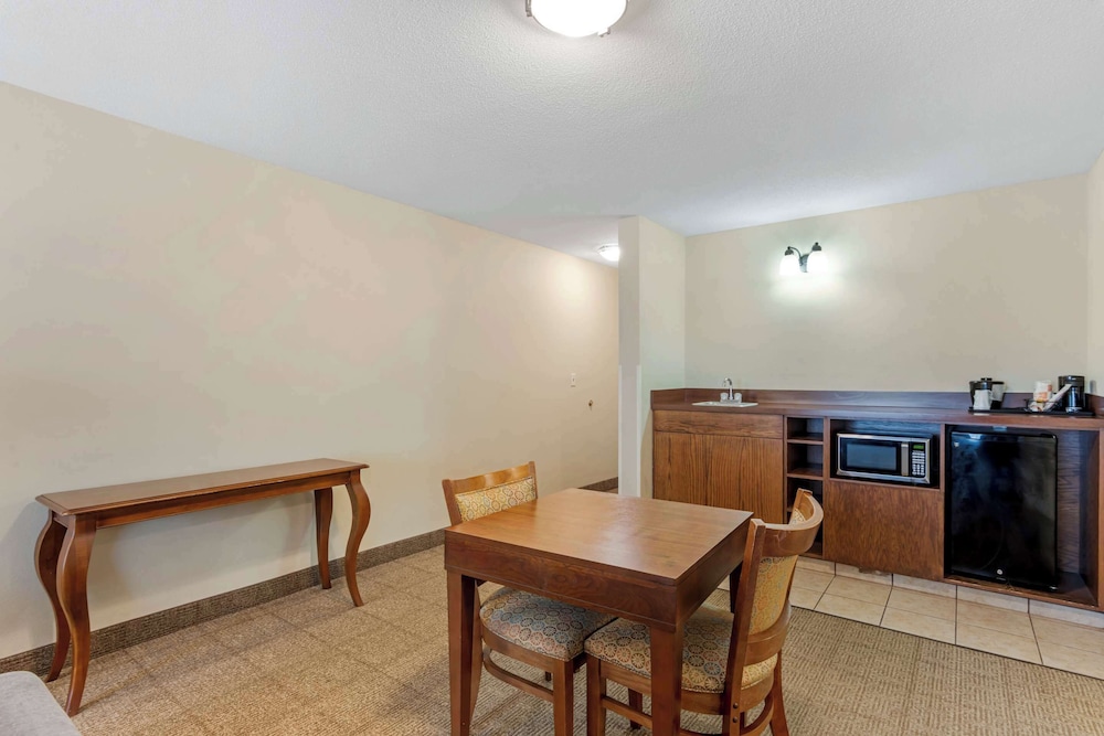 Comfort Inn & Suites Dover near Speedway 47/56