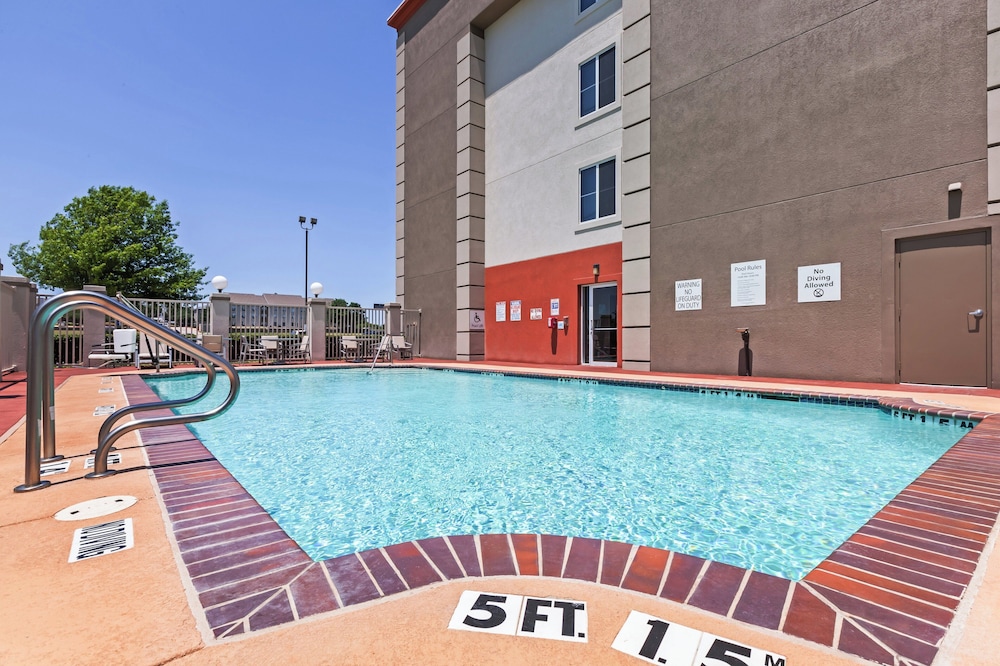 Holiday Inn Express Hotel And Suites Dallas Lewisville 66/69