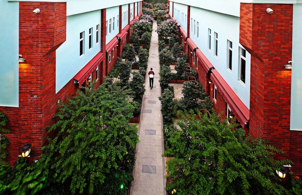Royal Garden Hotel 34/39