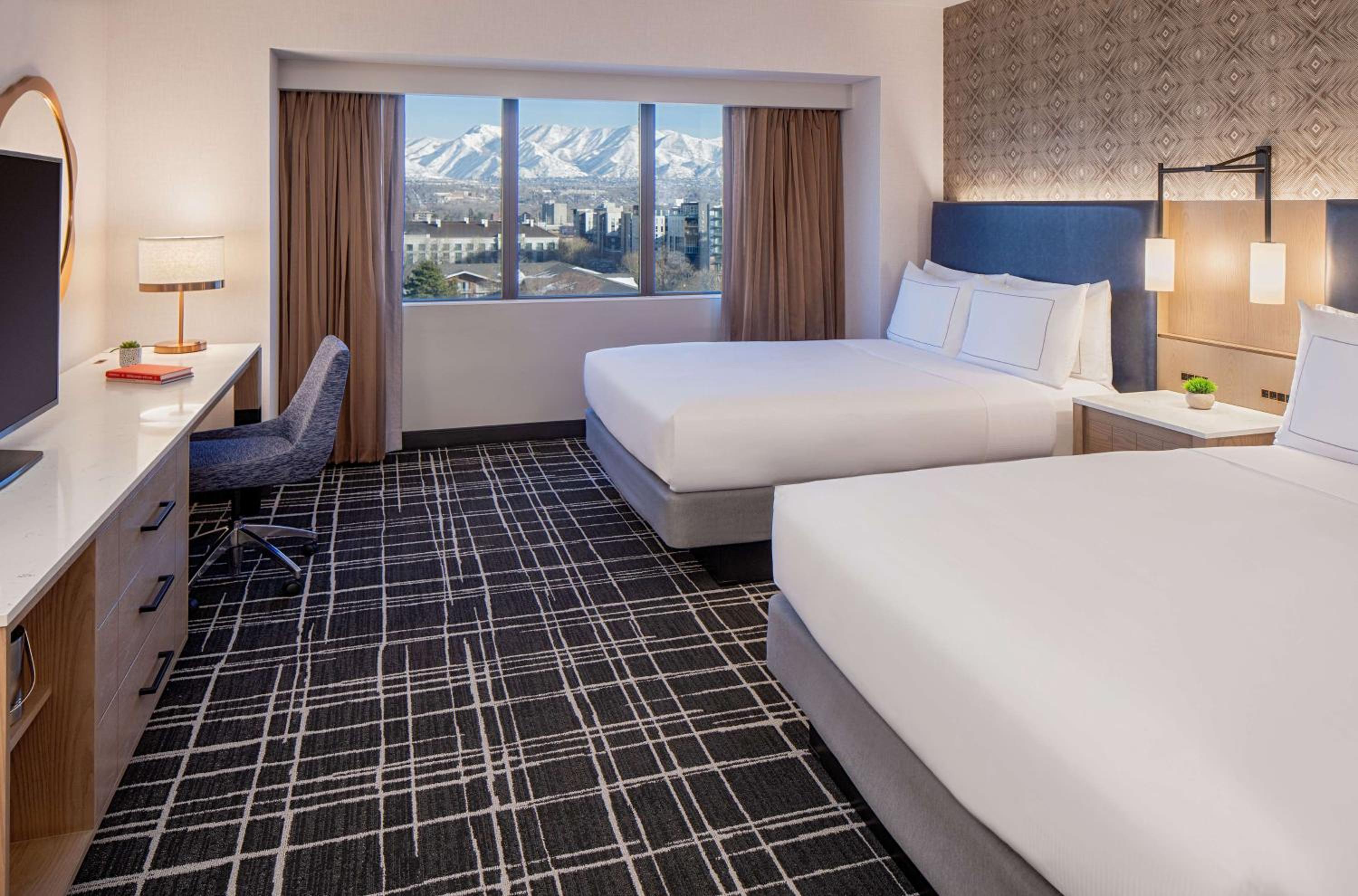 1 BEDROOM, SUITE, KING BED, SOFA, CORNER