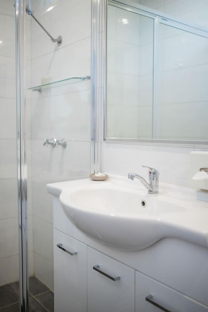 Motel, Deluxe, 1 Queen and 1 Single Bed، Plainsman Motel 6/8