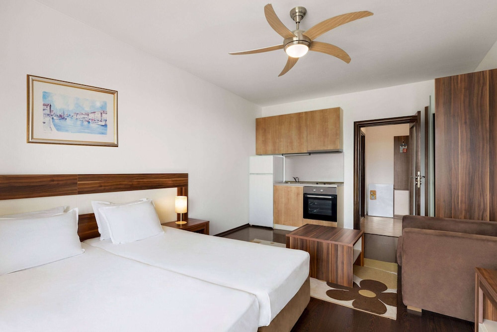 CLUB, STUDIO, 1 TWIN BED, ATTIC