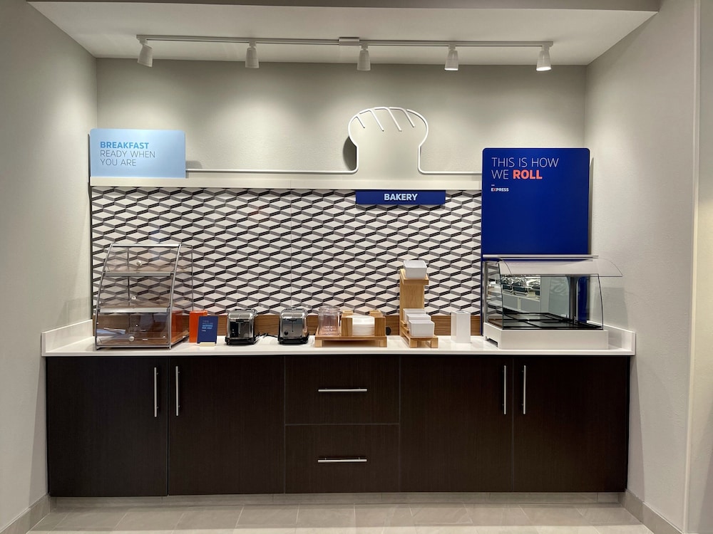 Holiday Inn Express & Suites Ft. Smith Airport, an IHG Hotel 7/75