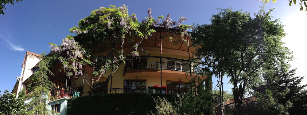 Casanova Inn 3/48