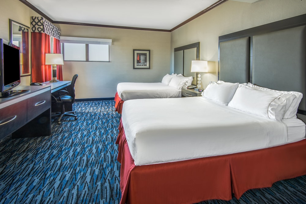 غرفة قياسية بسريرين كوين، Holiday Inn Express Cleveland Airport Brookpark 4/10