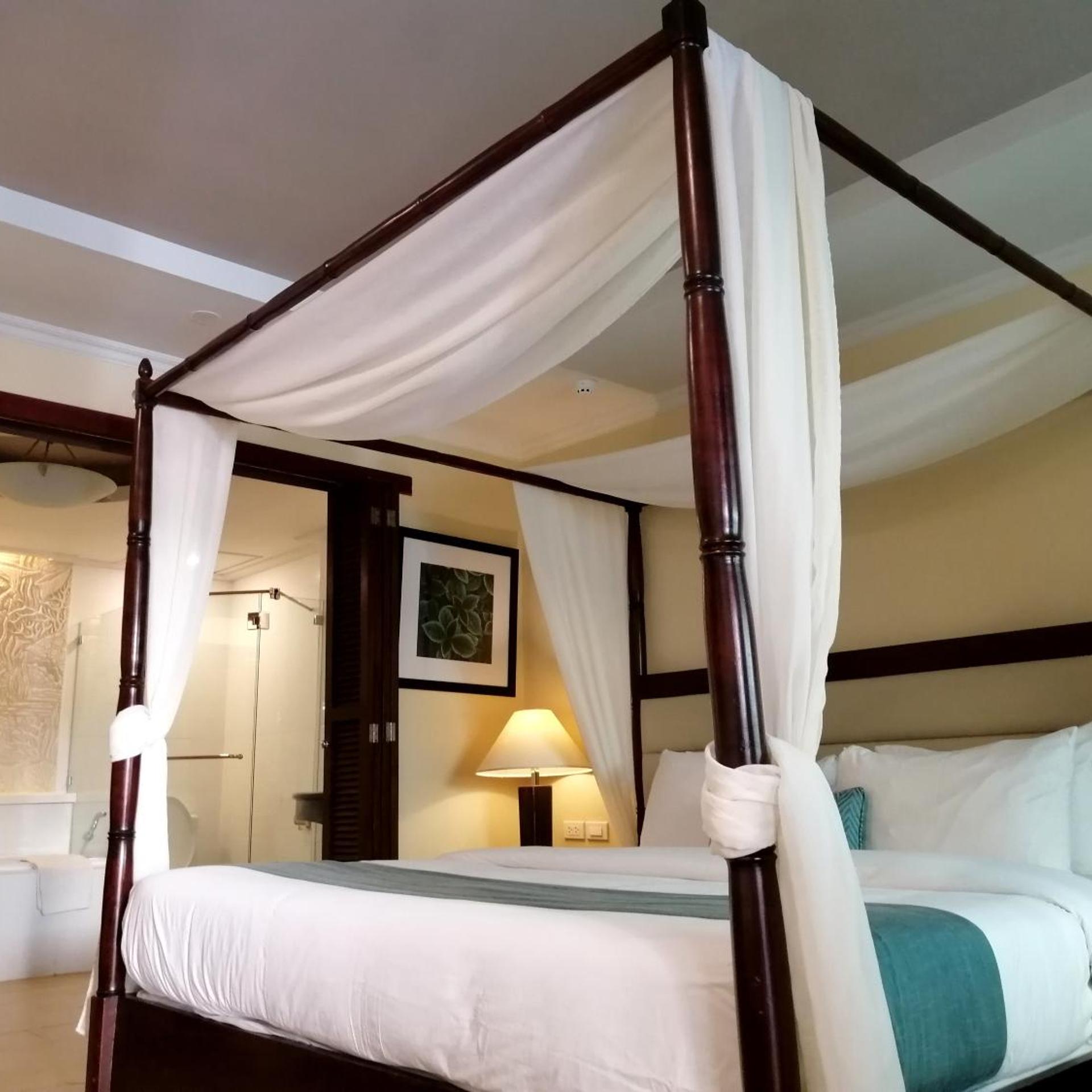 Grand, Queen Bed, Pool Side