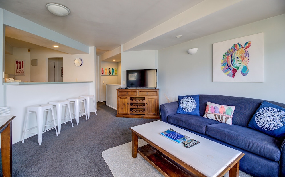 Lakefront Apartments and Lodges 27/49