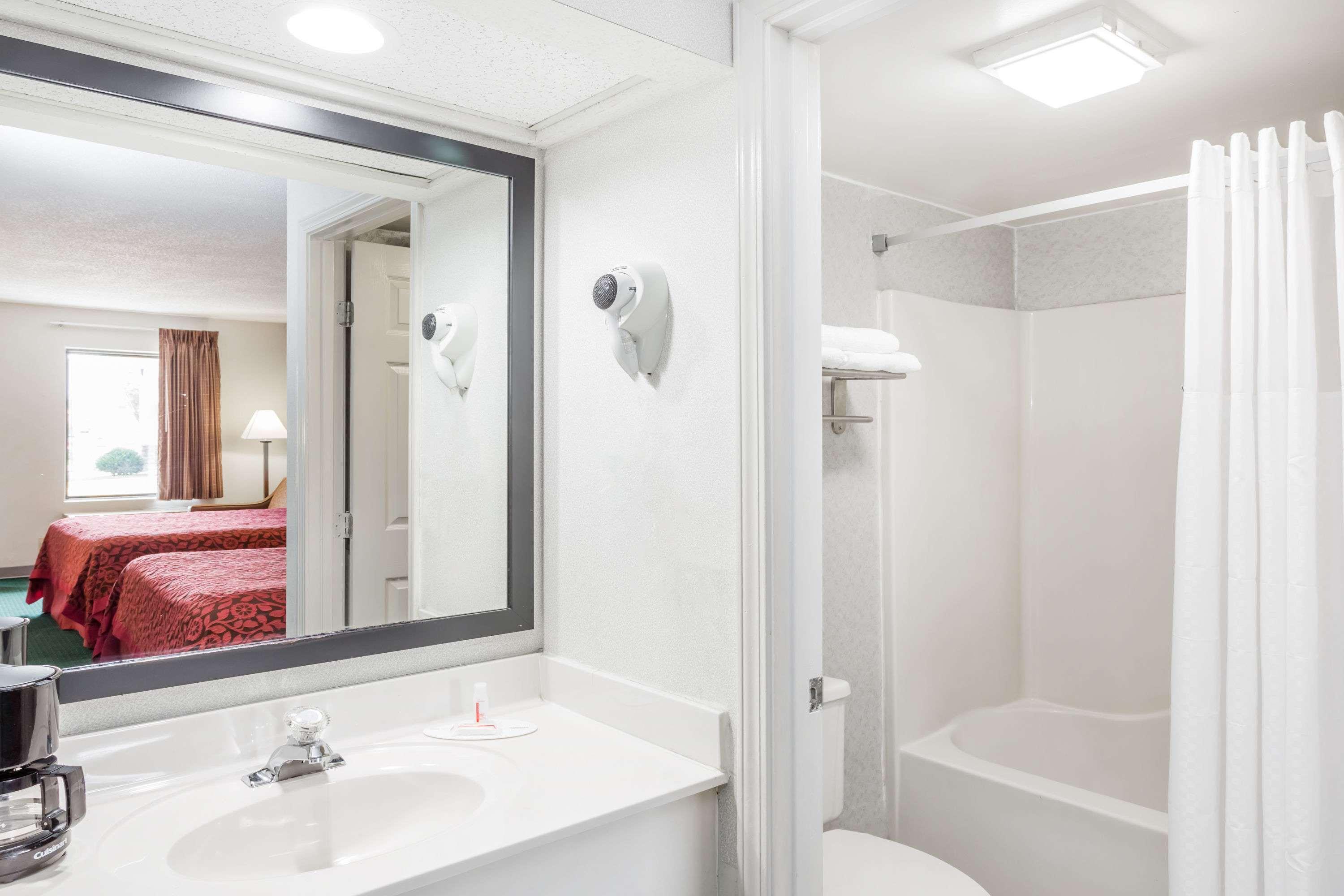 Days Inn by Wyndham Hendersonville 16/17