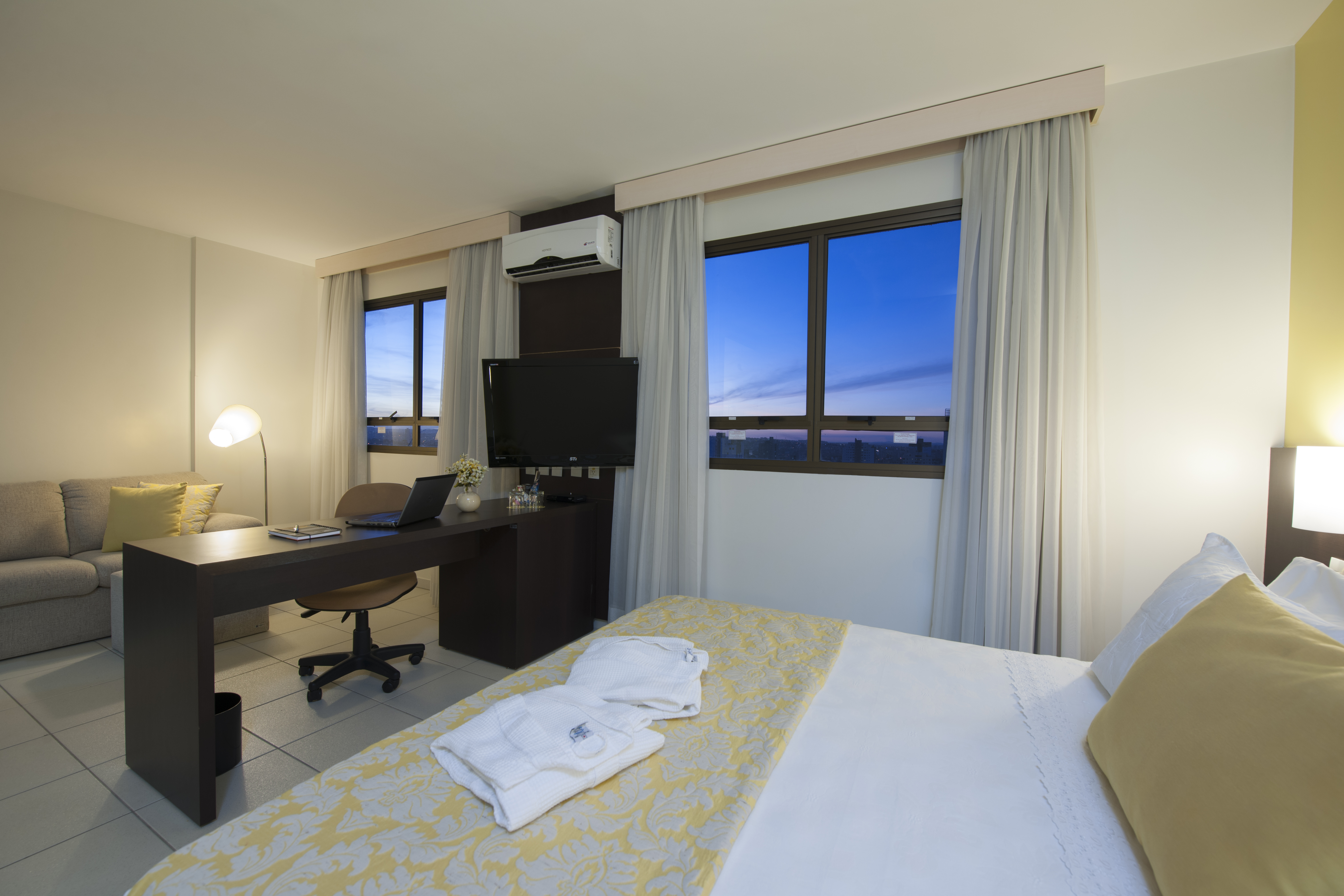 SUITE, QUEEN BED