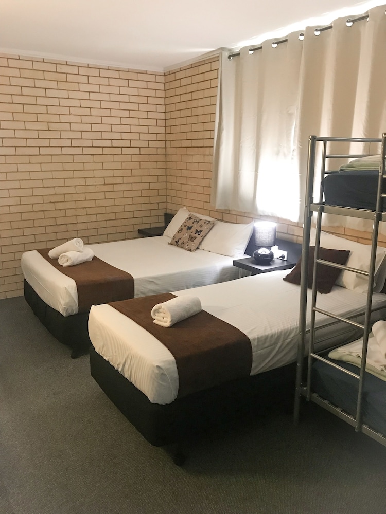 TROPICAL GATEWAY MOTOR INN 29/62